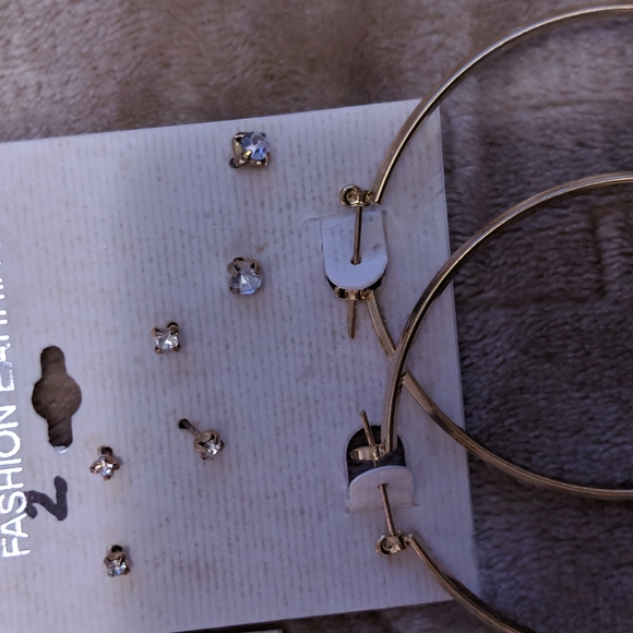 Costume earrings - Picture 6 of 7